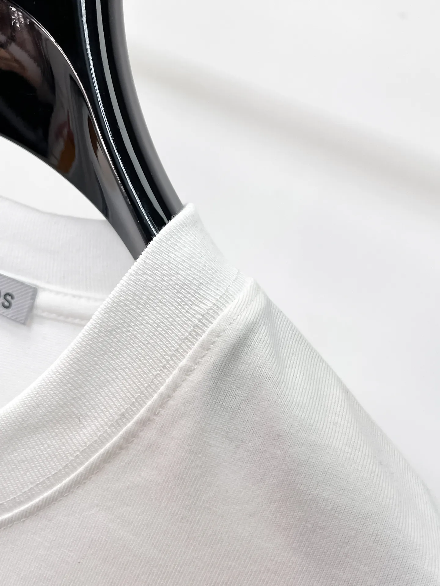 Balenciaga's high-end top-quality products 🐮2026 Spring and Summer New Arrival first counter, the latest New Arrival short-sleeved round neck T-shirt, Premium customized design, avant-garde and fashionable! Brand logo heavy craftsmanship design Premium customized 260g fabric. Soft to the touch. Comfortable to wear. Counter-level exquisite stitching. Fine workmanship. The upper body effect is incomparably handsome! A must-have item for men and women with the same style! Sizes: S~XXL When placing an order, please state your height and weight. The maximum wearing size is 210 pounds (one size larger)